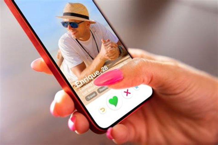 149 Tinder Pick-Up Lines That Will Definitely Get You a Date