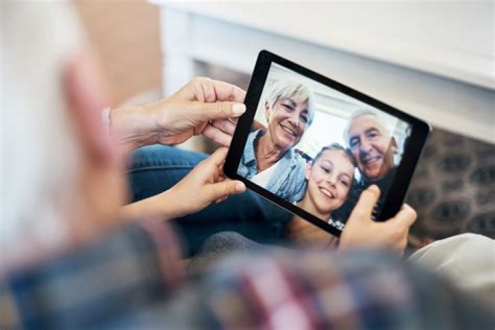 8 Ways to Stay Connected With Friends and Family in Retirement