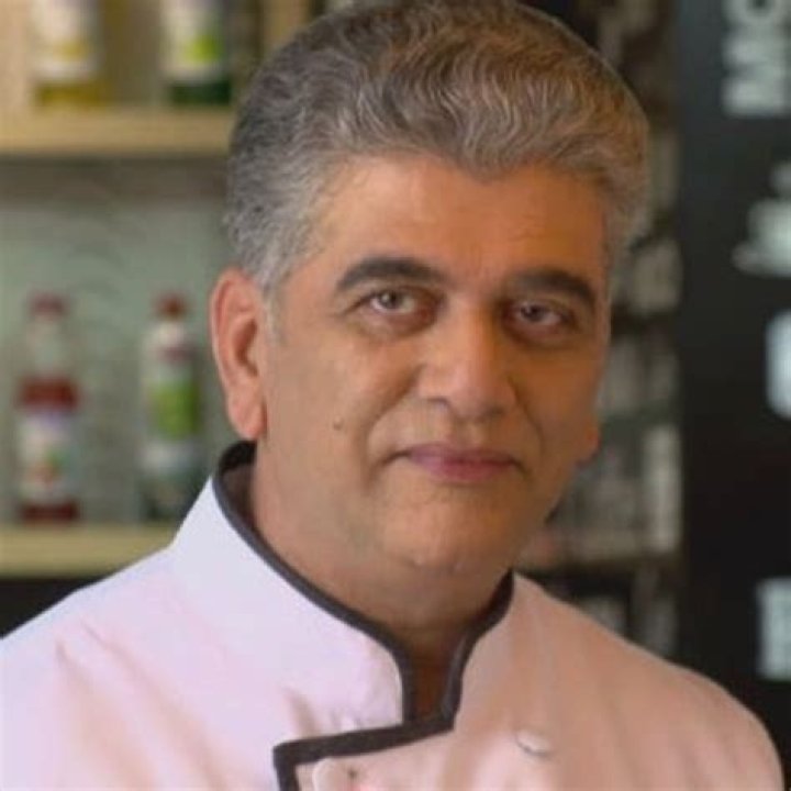 Girish Oak Height, Weight, Age, Facts, Wife, Daughter