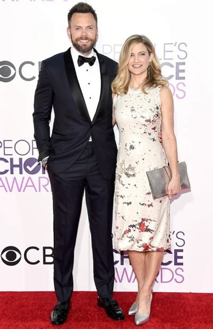 Joel McHale Height, Weight, Age, Spouse, Family, Facts, Biography