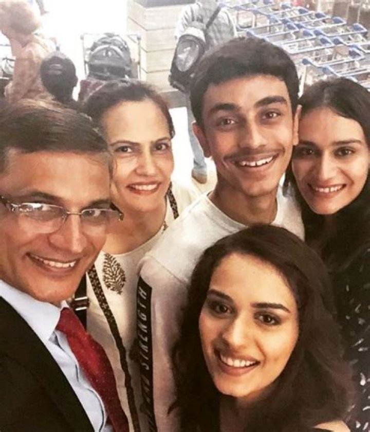 Manushi Chhillar Height, Weight, Age, Boyfriend, Family, Facts, Biography