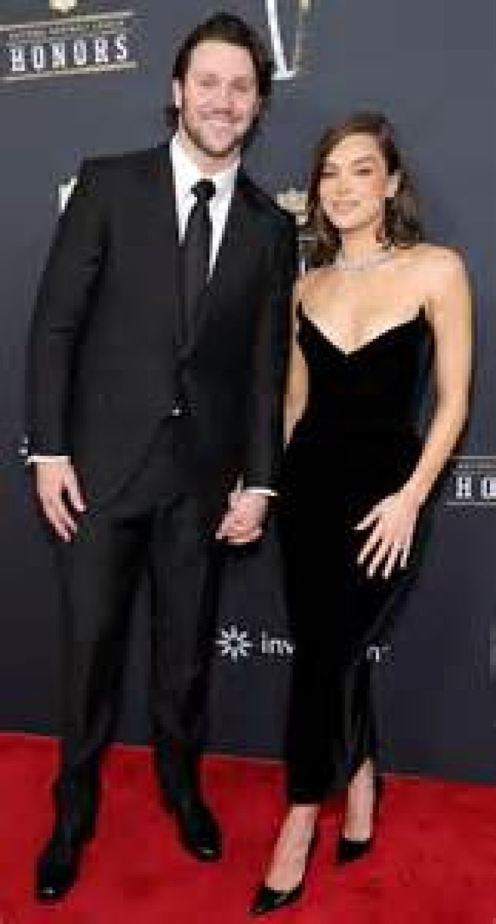 Who is Josh Hayes Dating Now?